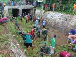 Bersih-bersih Sungai Sendangsari di Karanggeneng, TNI/Polri dan BPBD Batang Bersinergi