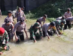 Bersihkan Sampah Sungai Siluwur, Polres dan Kodim Sukoharjo Bersinergi