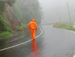 Tebing Setinggi 4 Meter di Jalan Dieng KM 25 Wonosobo Longsor Saat Hujan Lebat