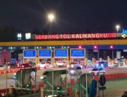 Kendaraan Masuk Gerbang Tol Kalikangkung Semarang Padat Merayap Saat Arus Balik Libur Nataru
