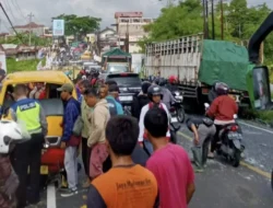 Senggol Angkot, Truk Terpental Tabrak Mobil dan Motor, Lima Terluka