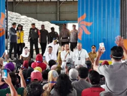 Presiden Joko Widodo Serahkan 1000 Bantuan Cadangan Beras Pemerintah di Cilacap