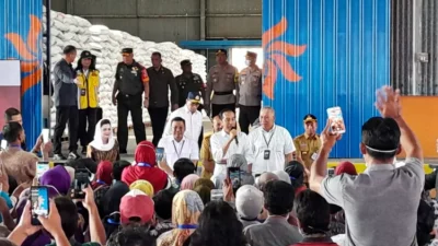 Presiden Joko Widodo Serahkan 1000 Bantuan Cadangan Beras Pemerintah di Cilacap