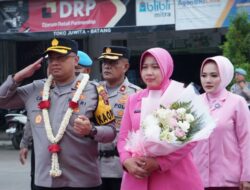 Hari Pertama Bertugas Jadi Kapolres Batang, AKBP Nur Cahyo Ari Prasetyo Disambut Tradisi Pedang Pora