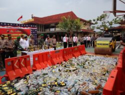Jelang Tahun Baru 2024, Polres Batang Musnahkan Ribuan Botol Minuman Keras