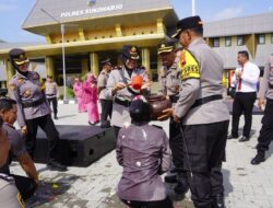 Naik Pangkat, 76 Personil Polres Sukoharjo Disemprot Air Damkar