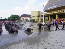 Naik Pangkat, Puluhan Personil Polres Sukoharjo Disemprot Air Damkar
