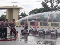 Disemprot Air Damkar, 76 Personil Polres Sukoharjo Rayakan Kenaikan Pangkat