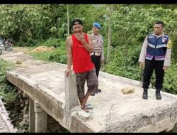 Antisipasi Banjir, Bhabinkamtibmas Polsek Winong Cek Debit Air Sungai