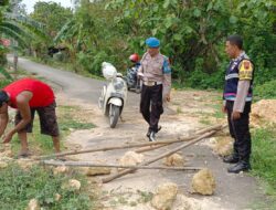 Siaga Banjir: Aiptu Andang Setyawan Koordinasi dengan Tokoh Masyarakat Desa Sarimulyo