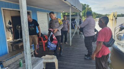 Inovasi Anjeli Polsek Dushil Patroli Antisipasi Banjir dan Beri Imbauan