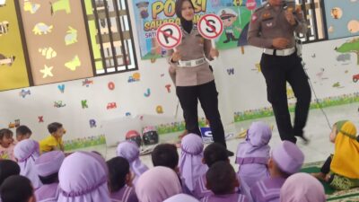 Belajar, Bernyanyi, Bermain: Keseruan Program Polisi Sahabat Anak di TK Aisyiyah 05