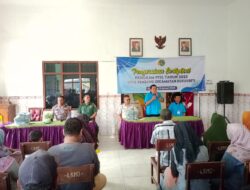 Penjelasan Petugas Saat Penyerahan Sertifikat PTSL di Desa Kembang