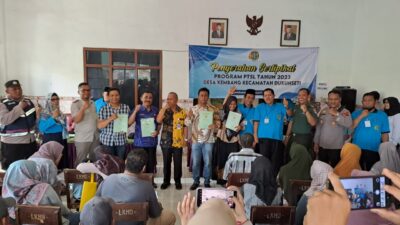Program Pendaftaran Tanah: Sertifikat PTSL Dibagikan di Desa Kembang