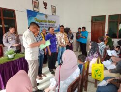 Kapolsek Dukuhseti Beri Himbauan saat Pantau Penyaluran PTSL Di Desa Kembang