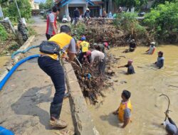 Aparat Pemerintah Polri-TNI dan Masyarakat Bersatu: Jembatan Bersih dari Sampah di Desa Trimulyo