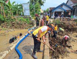 Bersinergi Dengan Warga, Polsek Kayen Bersama Koramil Kerja Bakti Bersihkan Sampah