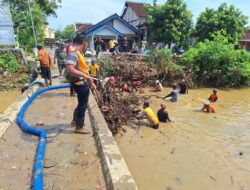 Kompaknya Polsek Kayen, Koramil Kayen, dan Warga dalam Kerja Bakti Bersihkan Sampah di Jembatan