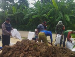 Bhabinkamtibmas Desa Angkatan Lor Pati Bersama Warga Kerja Bakti Pembuatan Tanggul Sungai