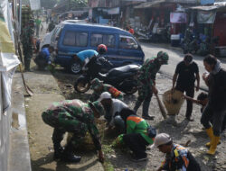 Dandim 0704 Banjarnegara Pimpin Anggota TNI Karya Bakti di Pasar Manis