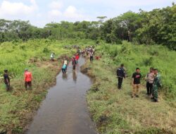 Lindungi Warga dari Banjir, Kodim dan Polres Batang Bersatu Bersihkan Sungai