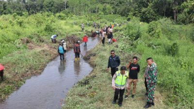 Kodim 0736/Batang dan Polres Batang Satukan Langkah Bersihkan Aliran Sungai Sawah Sri