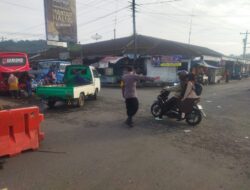 Jaga Keamanan, Polres Banjarnegara Bantu Warga Menyebrang Jalan saat Pagi Hari