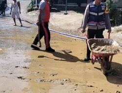 Kebesaran Hati: Anggota TNI-Polri dan Warga Bersihkan Sisa Banjir di Sukolilo
