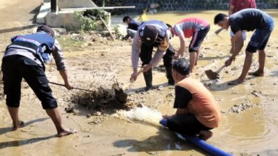 Polsek Sukolilo Bersama Koramil Bersihkan Sungai Ploso Kuning Pasca Banjir Bandang