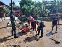 Antisipasi Dampak Banjir: Kerja Bakti Polri-TNI di Desa Sukolilo