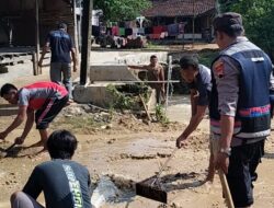 Kompak dan Sinergis, Kerja Bakti Bersama Pasca Banjir di Desa Sukolilo