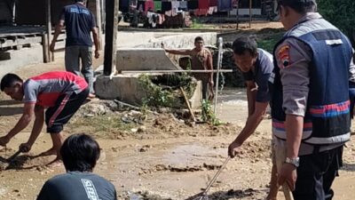 Pasca Banjir Bandang, Kapolsek Sukolilo Pimpin Kerja Bakti Bersihkan Sungai Ploso Kuning