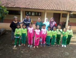 Anak-Anak TK Khoiriyah Terima Pembinaan Keamanan dari Bhabinkamtibmas Desa Dumpil