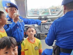 Pembelajaran Interaktif: Murid SD Islam Terpadu Belajar Menggunakan Alat Navigasi di Kapal Patroli