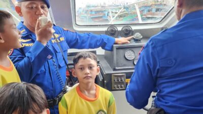 Pembelajaran Interaktif: Murid SD Islam Terpadu Belajar Menggunakan Alat Navigasi di Kapal Patroli