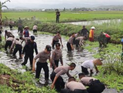 Gelar Karya Bakti, TNI Polri Sukoharjo Kompak Bersihkan Sampah di Sungai Tawangsari