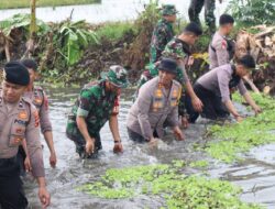 Kompak, TNI Polri Sukoharjo Gelar Karya Bakti Bersihkan Sampah di Sungai Tawangsari