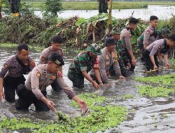 Bersihkan Sampah di Sungai Tawangsari, TNI Polri Sukoharjo Bersinergi