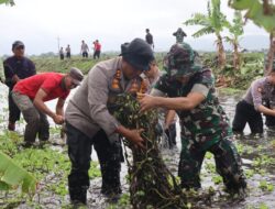 Bersih-Bersih Sampah di Sungai Tawangsari, TNI Polri Sukoharjo Gelar Karya Bakti