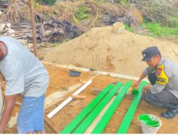 Pembangunan Mushola, Bhabinkamtibmas Polres Lamandau Gotong Royong