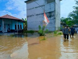 Debit Air Mulai Naik, Kapolsek Dusut Pimpin Patroli Antisipasi Banjir