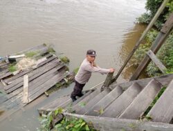 Rutin, Personel Polres Lamandau Cek Ketinggian Debit Air untuk Antisipasi Banjir
