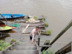 Cek Ketinggian Debit Air Sungai, Personel Polres Lamandau Antisipasi Banjir
