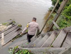 Antisipasi Banjir, Personel Polres Lamandau Cek Ketinggian Debit Air Sungai