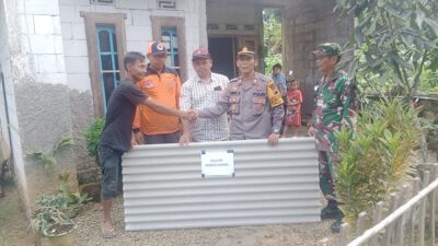 Sinergi TNI Polri Bahu-membahu Bantu Korban Pohon Tumbang Yang Menimpa Rumah Warga