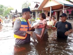 Berjibaku di Tengah Banjir, Bhabinkamtibmas Desa Kalahien Sigap Bantu Warganya