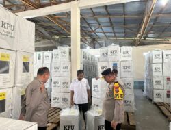 Kapolres Humbahas AKBP Hary Ardianto melakukan pengecekan Gudang logistik KPU
