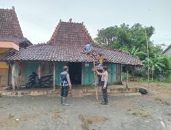 Sinergitas TNI-Polri, Polsek Dukuhseti Kerja Bakti Bantu Warga yang Rumahnya Terdampak Angin Kencang