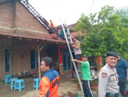 Sinergitas TNI-Polri, Polsek Dukuhseti Kerja Bakti Bantu Warga Terdampak Angin Kencang