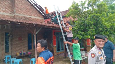 Kerja Bakti Pasca Bencana: Wakapolsek Dukuhseti Tangani Kerusakan 16 Rumah Warga